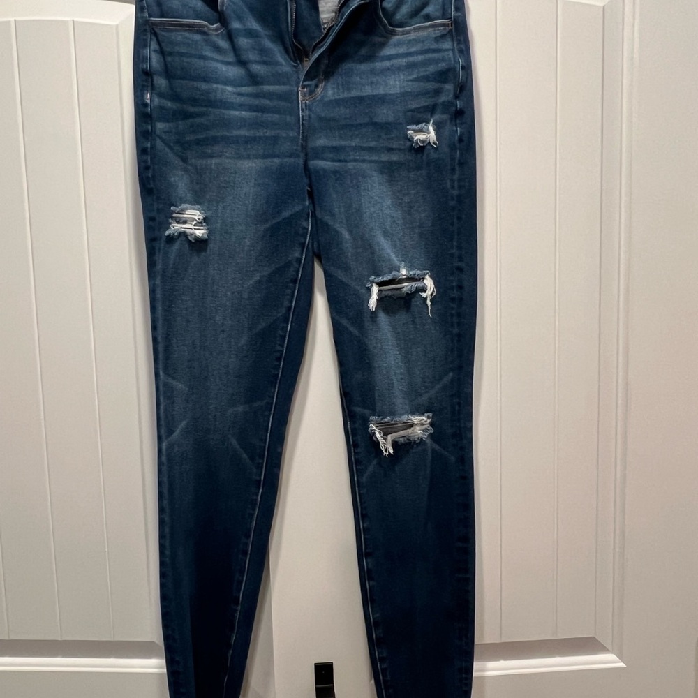 American Eagle women’s distressed skinny jeans